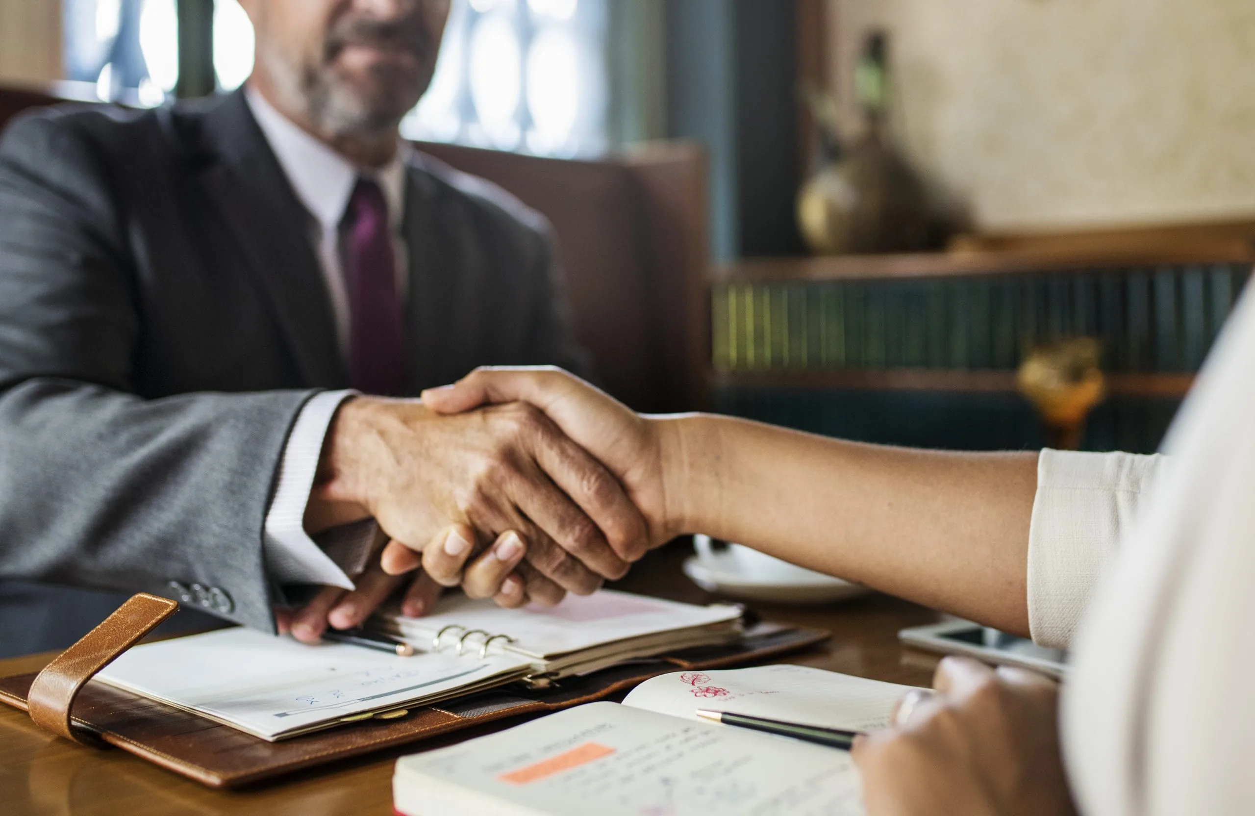 Aperto de mãos entre advogado e cliente